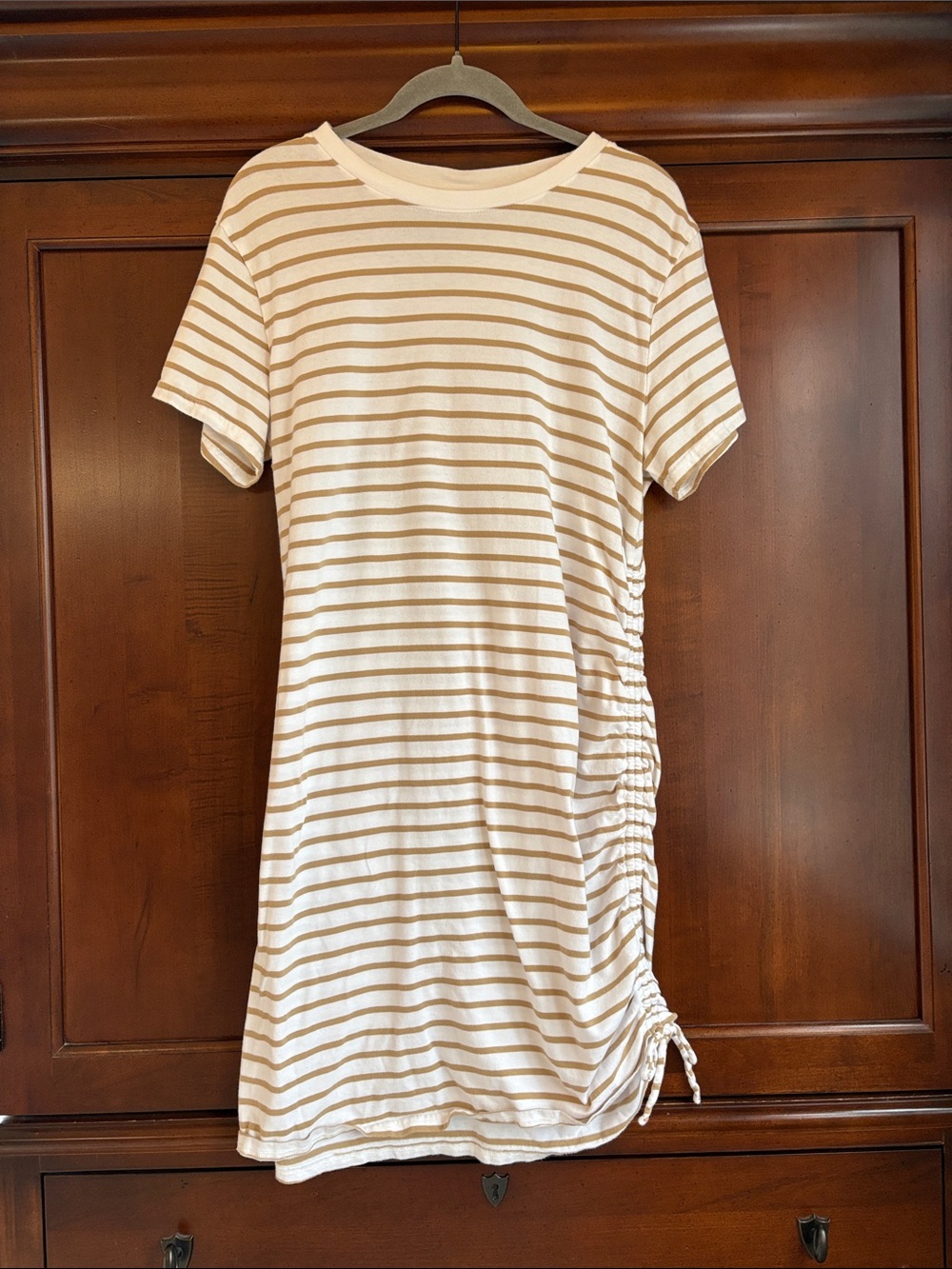 Universal Thread Cream & Tan Striped Short Sleeve Side-Ruched Dress